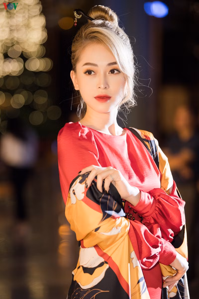  Á hậu Phương Nga thu hút mọi ánh nhìn khi xuất hiện trên thảm đỏ bế mạc tuần lễ thời trang Quốc tế Việt Nam với trang phục của NTK Adrian Anh Tuấn.