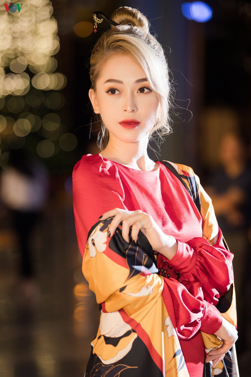  Á hậu Phương Nga thu hút mọi ánh nhìn khi xuất hiện trên thảm đỏ bế mạc tuần lễ thời trang Quốc tế Việt Nam với trang phục của NTK Adrian Anh Tuấn.