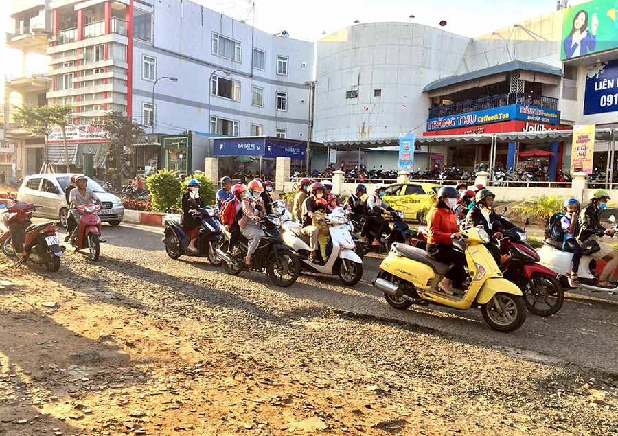 Đường thi công nham nhở khiến người và phương tiện chỉ còn một khoảng nhỏ lòng đường để đi lại. Ảnh: H.L