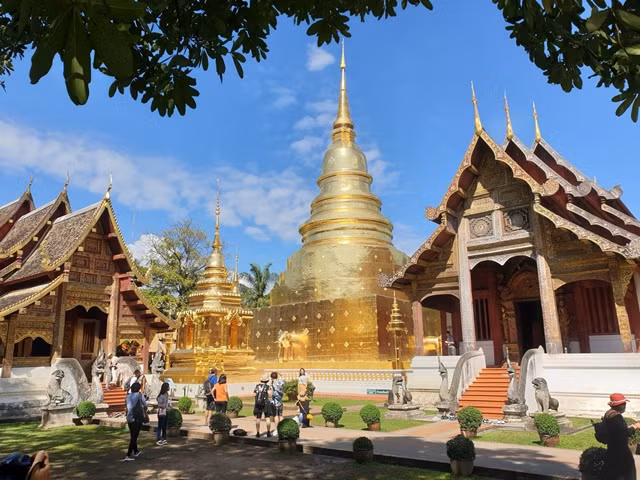  Wat Phra Singh là ngôi chùa được xây dựng năm 1345, làm nơi để di hài của vua Kam Foo. Nơi đây lưu giữ rất nhiều bản kinh được khắc trên lá cọ