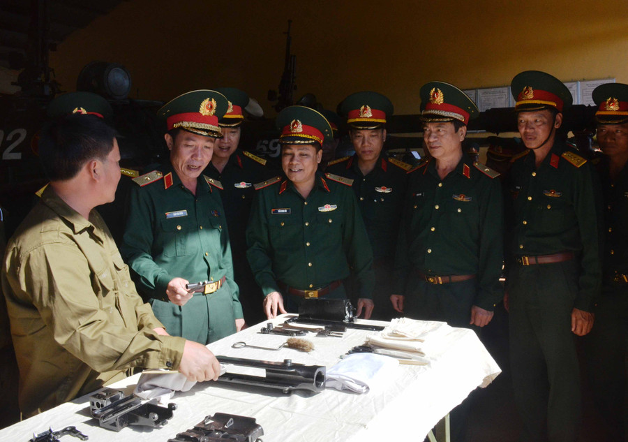 Các đại biểu kiểm tra vũ khí trang bị tại Trung đoàn 48-Sư đoàn 320. Ảnh: Vĩnh Hoàng 