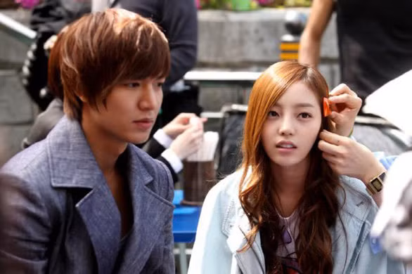Goo Hara cùng nam diễn viên Lee Min Ho trong phim truyền hình đình đám City Hunter - Ảnh: Soompi