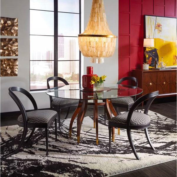 Phòng ăn là sự kết hợp hoàn hảo giữa các vật liệu truyền thống với kính hiện đại.