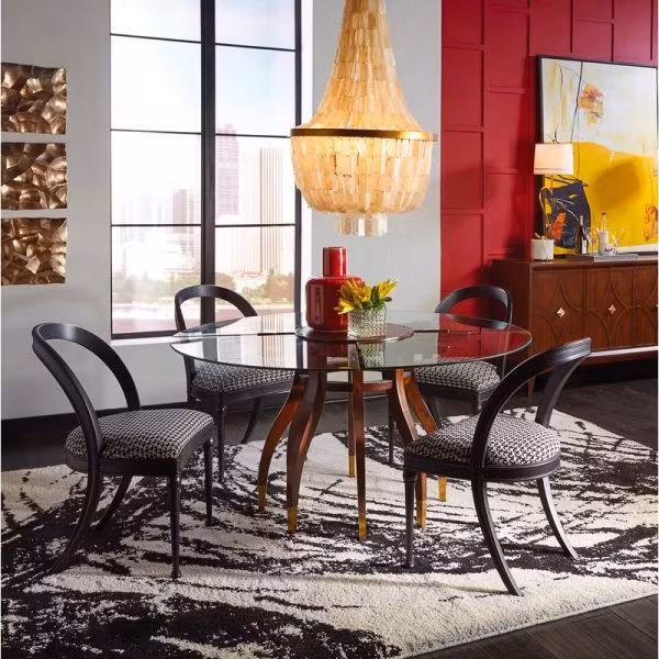 Phòng ăn là sự kết hợp hoàn hảo giữa các vật liệu truyền thống với kính hiện đại.