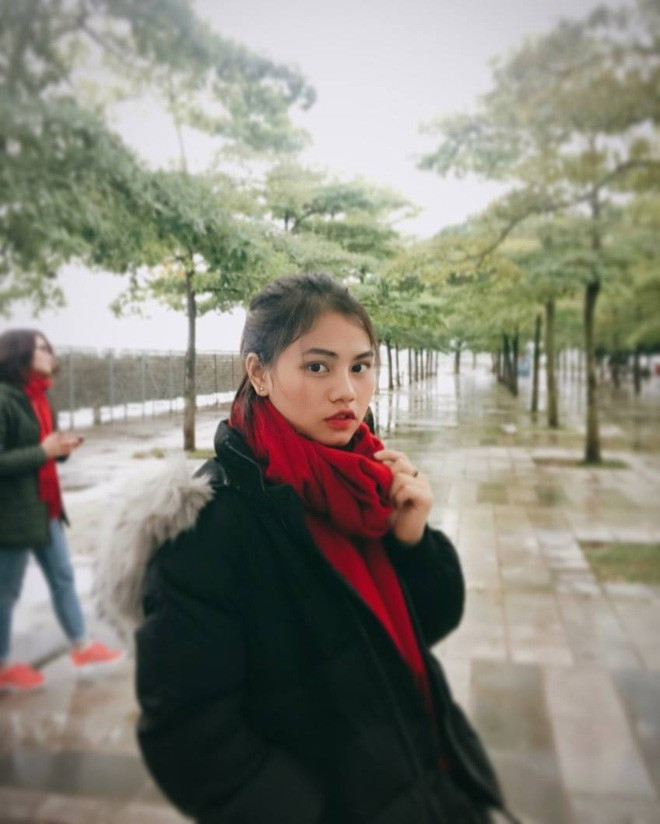 Bác sĩ của đoàn thể thao Việt Nam có đôi mắt to tròn, nước da trắng và khuôn miệng tươi. Cô nàng được đánh giá là xinh đẹp không kém cạnh bất kỳ hot girl nào. 