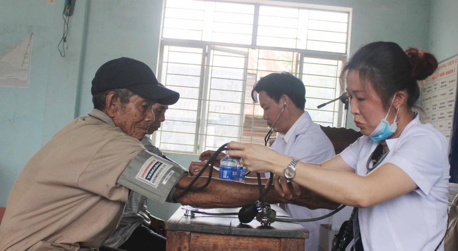 Khám bệnh cho người dân thôn Marin 3. Ảnh: Nguyễn Diệp