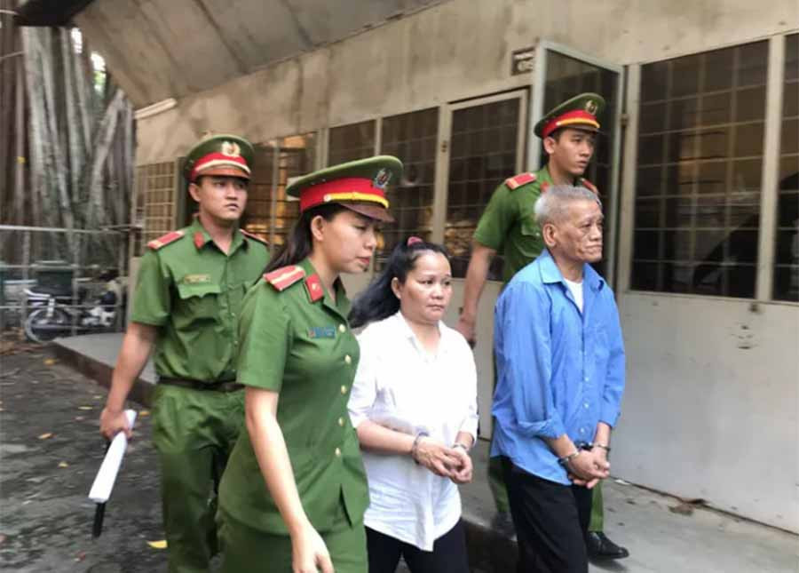 Hai bị cáo ra xe dẫn giải sau khi tòa tuyên án