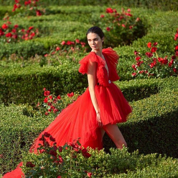 Kendall Jenner là người đầu tiên mặc kiểu váy Giambattista Valli x H&M vào hồi hè khi cô tham gia tiệc amfAR thuộc LHP Cannes 2019