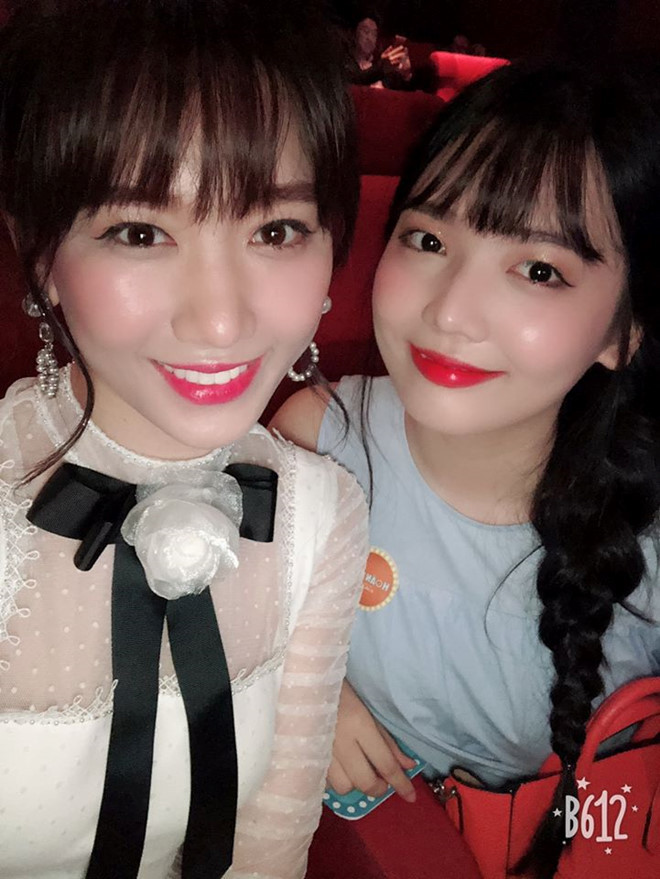  Rudya Yoo đã sống ở Việt Nam hơn 10 năm cùng chị gái. Cô sinh ra ở Việt Nam, 6 tuổi về Hàn Quốc, sau đó đi đi về về giữa hai nước. Không có lợi thế về chiều cao như chị gái song Rudya vẫn tạo ấn tượng với người đối diện bởi sự duyên dáng, đáng yêu. Cô có gương mặt tròn, làn da trắng cùng nụ cười tươi. “Chị Hari Won thì giống ba, còn em thì giống mẹ hơn