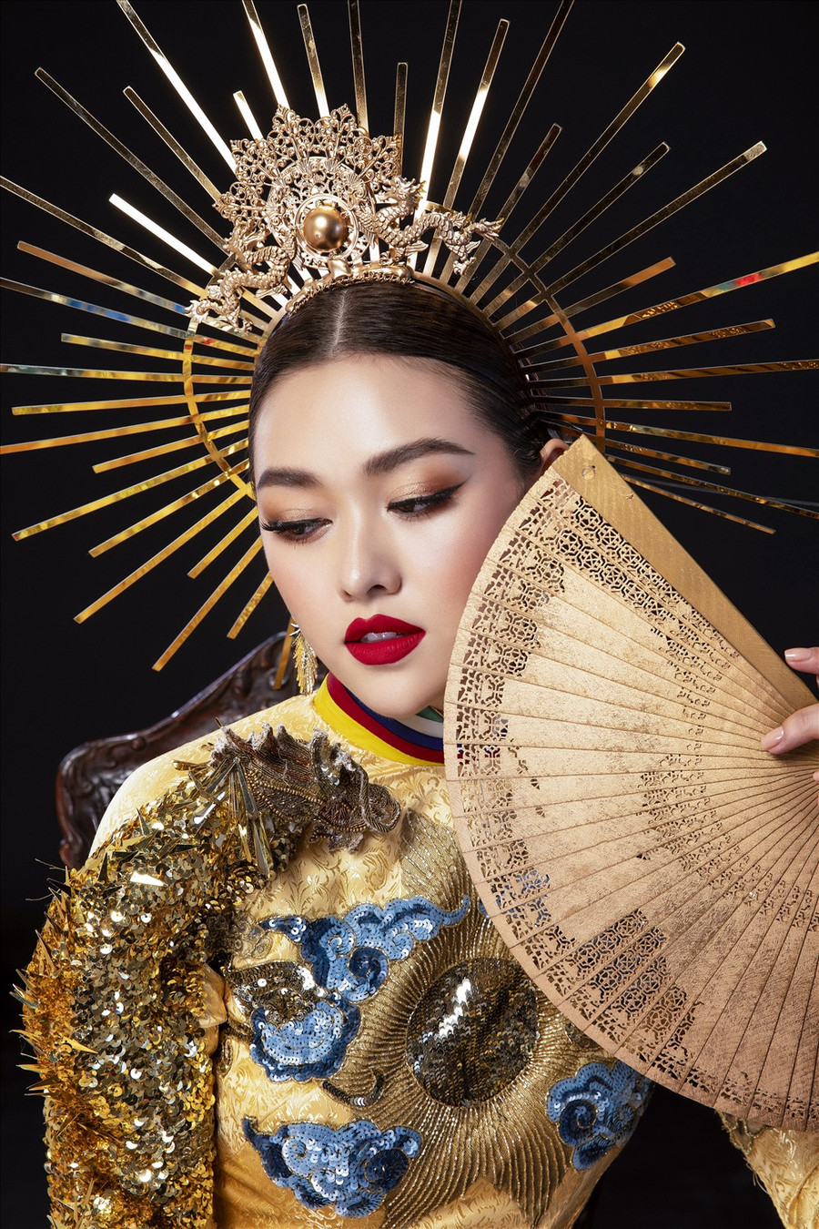 Điểm nhấn của bộ trang phục cũng là chiếc mấn tinh xảo giúp Á hậu Tường San toát lên vẻ quyền uy. Ảnh: Lê Thiện Viễn.