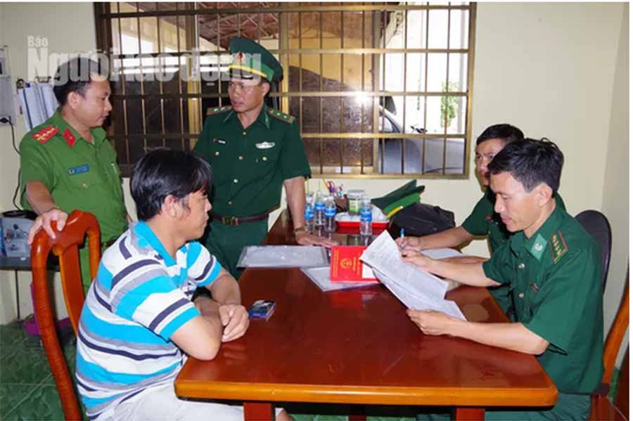  Lực lượng chức năng lấy lời khai các ngư phủ trên tàu