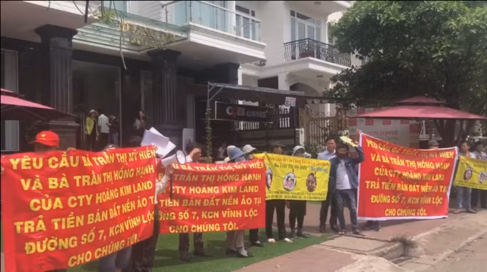 Cư dân phản đối việc Hoàng Kim Land lừa đảo Cư dân phản đối việc Hoàng Kim Land lừa đảo