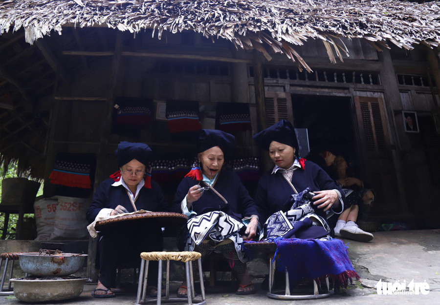 Ngoài thưởng ngoạn cảnh đẹp mây núi bồng bềnh, bạn có thể trải nghiệm công việc tỉ mẩn, chăm chút từng công đoạn thêu hoa văn bằng sáp ong trên vải thổ cẩm của người Dao (Đà Bắc, Hòa Bình) - Ảnh: DANH TRỌNG