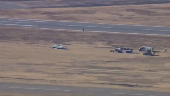 Một trong hai chiếc T-38 Talon bị rơi - Chụp từ clip