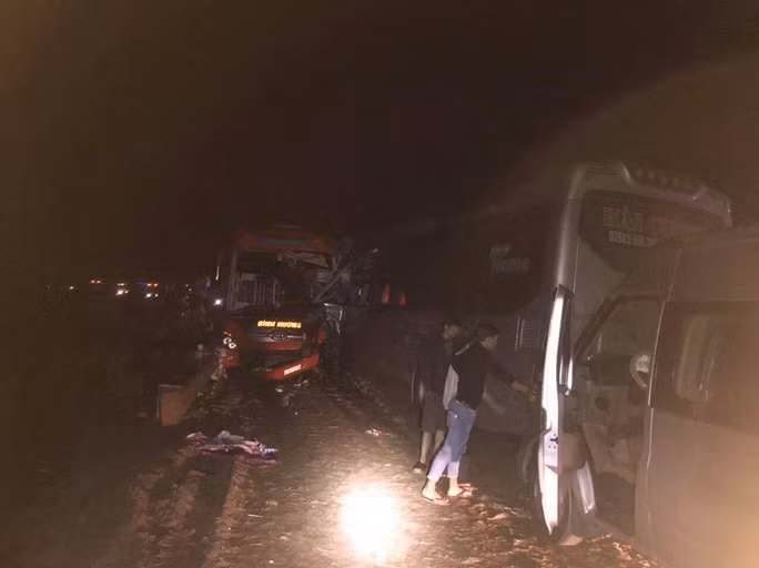 3 xe khách tông nhau liên hoàn