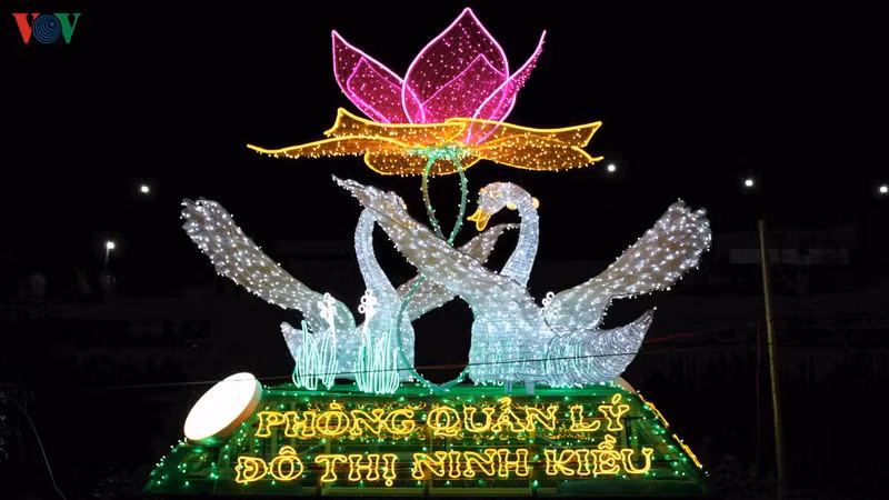 Đã có hàng ngàn người dân và du khách đến với ngày hội.