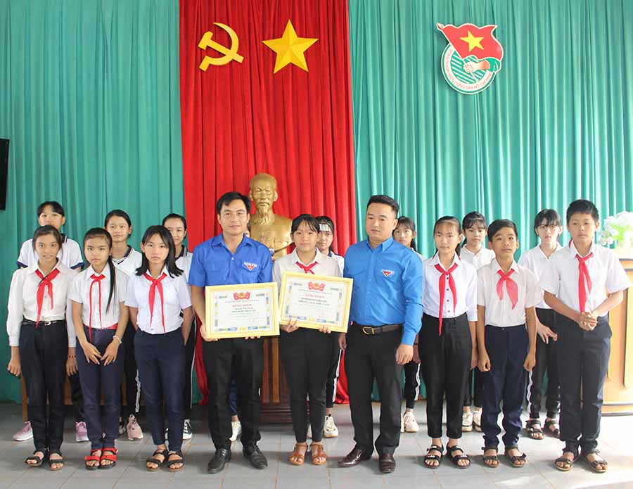  Anh Đỗ Duy Nam-Phó Bí thư Tỉnh Đoàn tặng bằng khen cho đội xung kích bảo vệ môi trường và anh Nguyễn Văn Tuyên. Ảnh: P.L