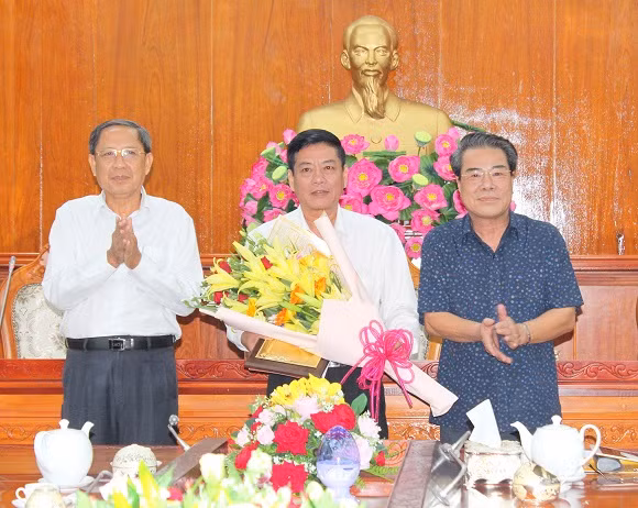 Phó Chủ nhiệm Ủy ban Kiểm tra Trung ương Nguyễn Thanh Sơn và Bí thư Tỉnh ủy Cà Mau Dương Thanh Bình chúc mừng đồng chí Hồ Minh Chiến.