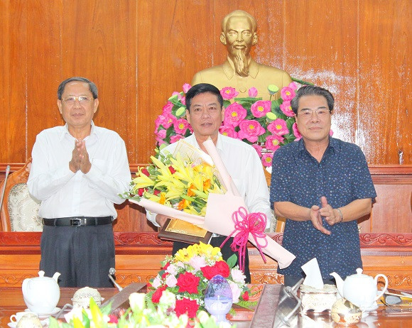 Phó Chủ nhiệm Ủy ban Kiểm tra Trung ương Nguyễn Thanh Sơn và Bí thư Tỉnh ủy Cà Mau Dương Thanh Bình chúc mừng đồng chí Hồ Minh Chiến. Phó Chủ nhiệm Ủy ban Kiểm tra Trung ương Nguyễn Thanh Sơn và Bí thư Tỉnh ủy Cà Mau Dương Thanh Bình chúc mừng đồng chí Hồ Minh Chiến.