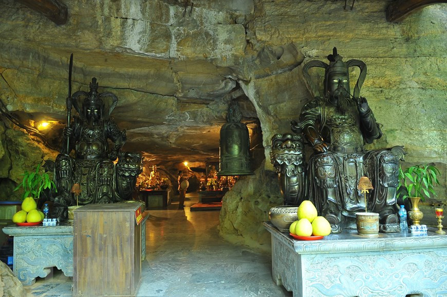 Động thờ Phật có chiều dài 25m cao 2m. (Ảnh: Minh Đức/TTXVN) Động thờ Phật có chiều dài 25m cao 2m. (Ảnh: Minh Đức/TTXVN)