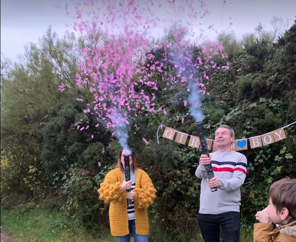 Pháo hồng báo hiệu đứa con thứ 22 của họ là một bé gái - Ảnh: Sky News