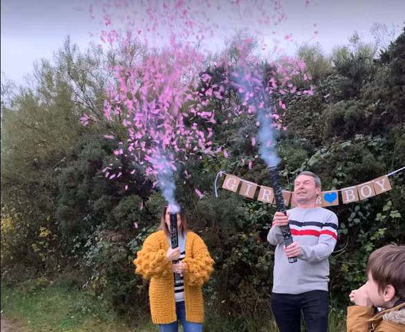 Pháo hồng báo hiệu đứa con thứ 22 của họ là một bé gái - Ảnh: Sky News