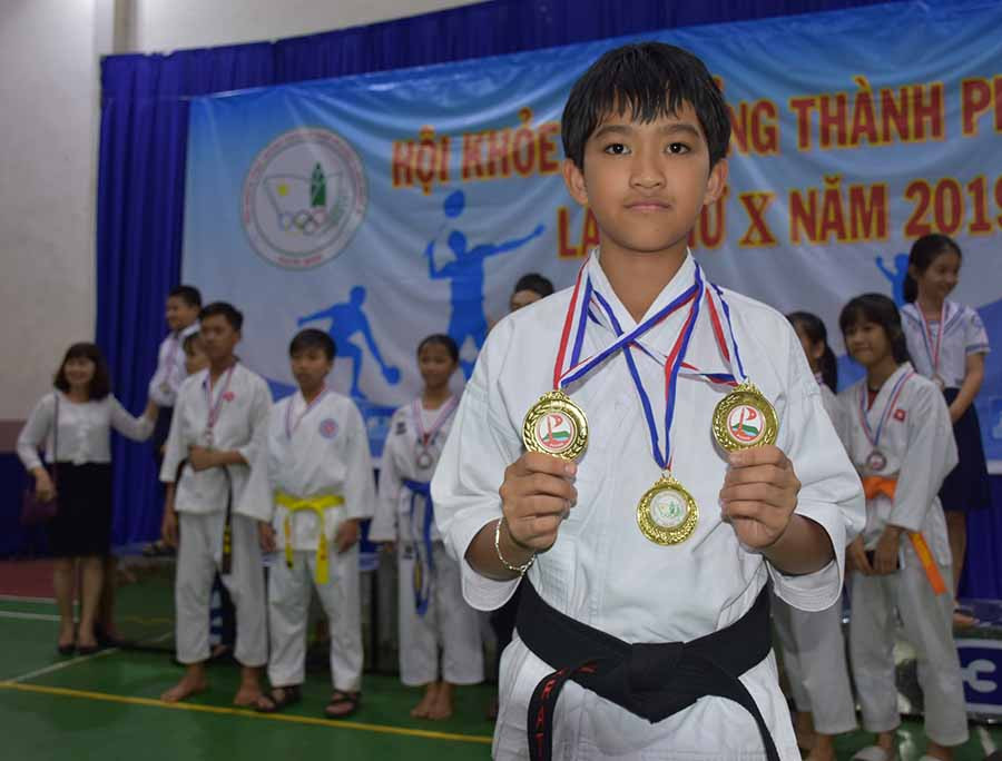  Tại Hội khỏe Phù Đổng TP. Pleiku lần thứ X năm 2019, vận động viên Nguyễn Thành Sơn giành 3 huy chương vàng. Ảnh: H.P