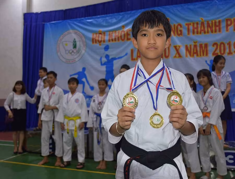  Tại Hội khỏe Phù Đổng TP. Pleiku lần thứ X năm 2019, vận động viên Nguyễn Thành Sơn giành 3 huy chương vàng. Ảnh: H.P