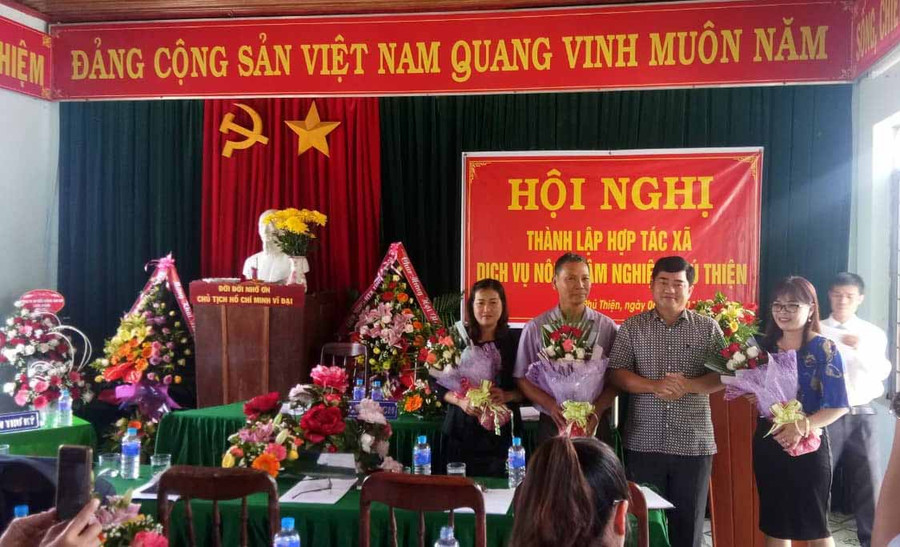 Ra mắt Hội đồng quản trị HTX. Ảnh: Hồng Thương