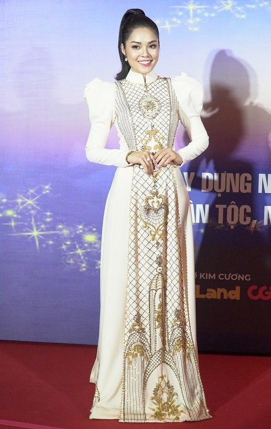 Diễn viên Dương Cẫm Lynh diện áo dài sang trọng.