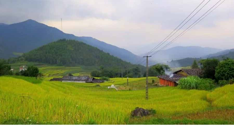  Khói lam chiều trên bản Sông Moóc A, xã Đồng Văn