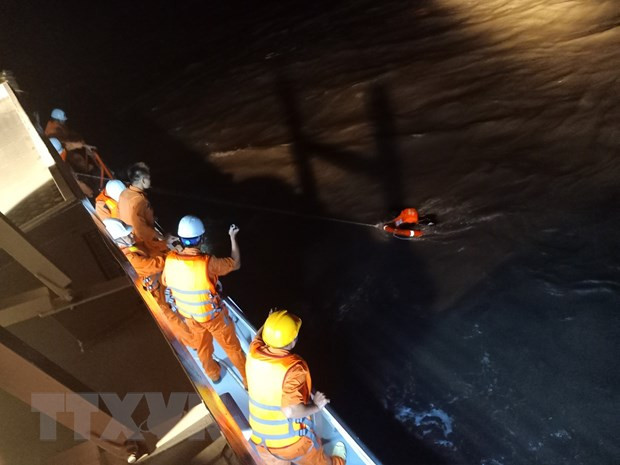 Lực lượng cứu nạn (Trung tâm Phối hợp tìm kiếm cứu nạn hàng hải Khu vực III) hỗ trợ các thuyền viên tàu Đại Hải Phát 17 lên tàu SAR 413. (Ảnh: Huỳnh Ngọc Sơn/TTXVN) Lực lượng cứu nạn (Trung tâm Phối hợp tìm kiếm cứu nạn hàng hải Khu vực III) hỗ trợ các thuyền viên tàu Đại Hải Phát 17 lên tàu SAR 413. (Ảnh: Huỳnh Ngọc Sơn/TTXVN)