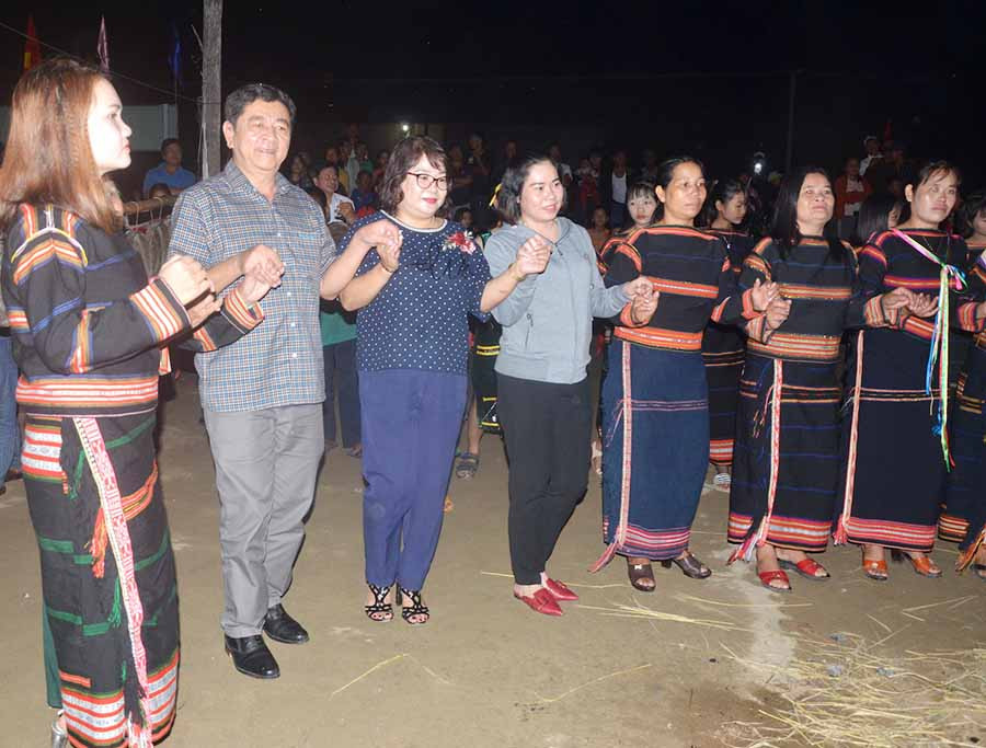 Nới rộng vòng xoang Đại đoàn kết buôn Rưng Ma Nin. Ảnh: Đ.P Nới rộng vòng xoang Đại đoàn kết buôn Rưng Ma Nin. Ảnh: Đ.P