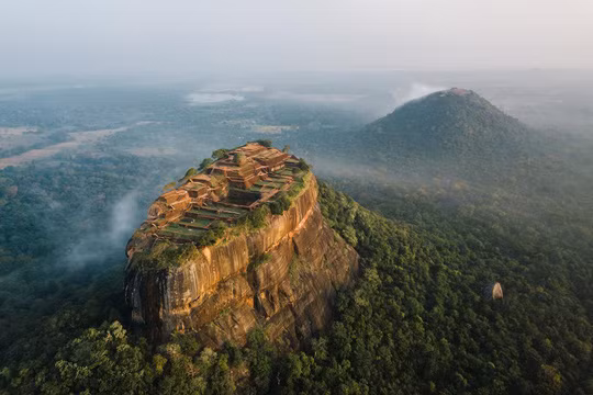 Sigiriya là một trong những di tích lịch sử có giá trị nhất của Sri Lanka. Được người dân địa phương gọi là kỳ quan thứ tám của thế giới, khu phức hợp pháo đài cổ này có tầm quan trọng đối với khảo cổ học và thu hút hàng nghìn khách du lịch ghé thăm mỗi năm. Ảnh: Discover Sri Lanka.