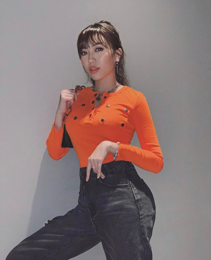 Dù trang điểm đậm Diệu Nhi nhìn vẫn ngọt ngào