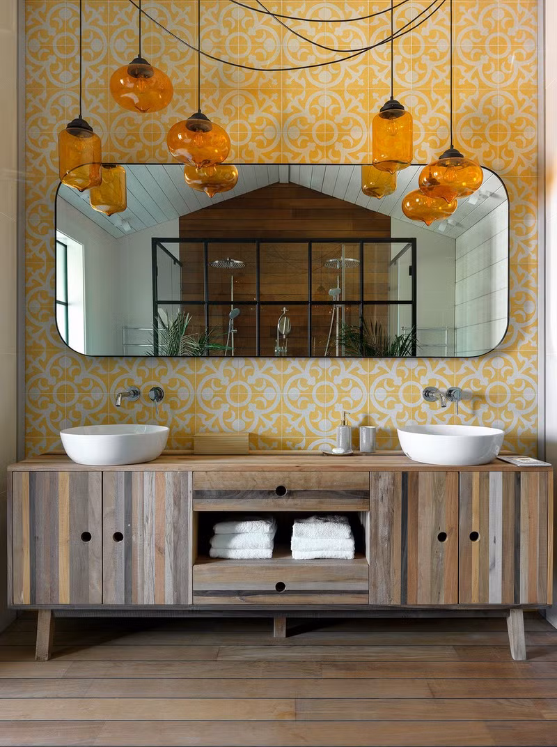 Sàn, kệ làm bằng gỗ tạo sự liên kết giữa nội thất và thiết kế.