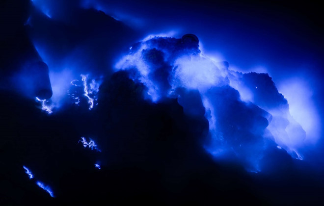 Hiện tượng lửa xanh thu hút nhiều du khách tham quan núi lửa Ijen