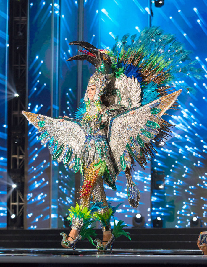 Cồng kềnh, đa sắc hơn một chút, Hoa hậu Nicaragua vỗ cánh đầy quyền lực với bộ cánh lấy cảm hứng từ loài Đại bàng xanh. Cồng kềnh, đa sắc hơn một chút, Hoa hậu Nicaragua vỗ cánh đầy quyền lực với bộ cánh lấy cảm hứng từ loài Đại bàng xanh.