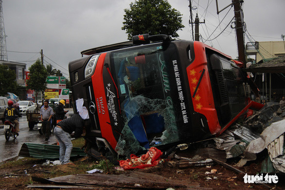 Người dân đập kính chắn gió đưa các nạn nhân ra ngoài - Ảnh: TRUNG TÂN