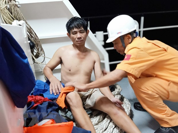 Lực lượng cứu nạn tàu SAR 413 (Trung tâm Phối hợp tìm kiếm cứu nạn hàng hải Khu vực III) kiểm tra sức khỏe cho thuyền viên tàu Đại Hải Phát 17. (Ảnh: Huỳnh Ngọc Sơn/TTXVN) Lực lượng cứu nạn tàu SAR 413 (Trung tâm Phối hợp tìm kiếm cứu nạn hàng hải Khu vực III) kiểm tra sức khỏe cho thuyền viên tàu Đại Hải Phát 17. (Ảnh: Huỳnh Ngọc Sơn/TTXVN)