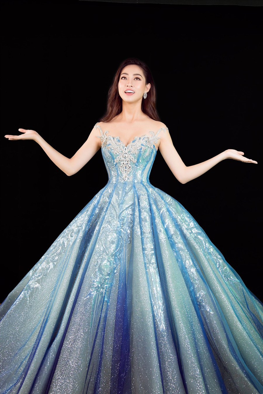 Giọng hát của Lương Thuỳ Linh nhận được nhiều lời khen ngợi. Nữ ca sĩ Phương Vy nhận xét: “Thuỳ Linh có chất giọng nhẹ nhàng và phát âm tiếng anh rất chuẩn, khi hát rõ lời và truyền cảm. Vy hy vọng Linh hãy luôn nhớ thông điệp bài hát là gì và tin vào thông điệp đó để truyền tải đến trái tim khán giả qua lời hát cảm xúc của mình. Như vậy, Linh sẽ truyền tải được bài hát một cách tròn trịa nhất theo cách của Linh”. Ảnh: SV.