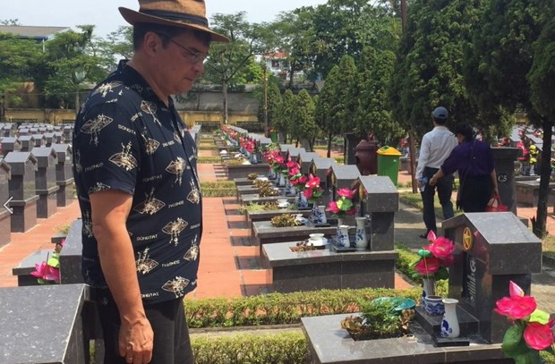  Anh Zhenya thăm một nghĩa trang liệt sĩ ở Hưng Yên (Ảnh: Trần Vi Lăng/Vietnam+)