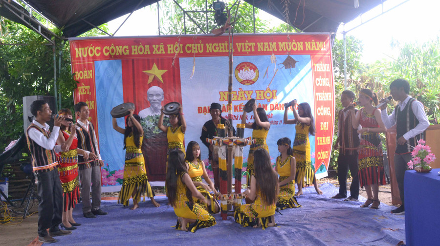 Người dân buôn Bhă Nga biểu diễn văn nghệ mừng ngày hội Đại đoàn kết toàn dân tộc năm 2019. Ảnh: Lê Hoà