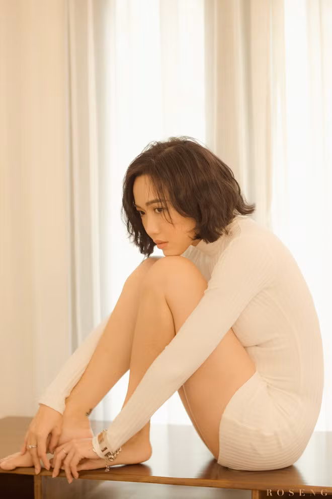 Nữ diễn viên 9X quyến rũ diện bộ váy ngắn bó sát eo, khéo léo khoe đôi chân thon thả, gợi cảm. Lối trang điểm nhẹ nhàng cùng biểu cảm suy tư đã mang đến hình ảnh một Diệu Nhi đầy mới mẻ - Ảnh: Rose Ng