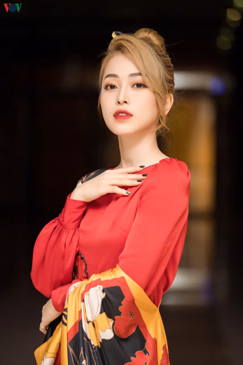 Đây cũng là bộ trang phục trong BST mới nhất của NTK Andrian Anh Tuấn.