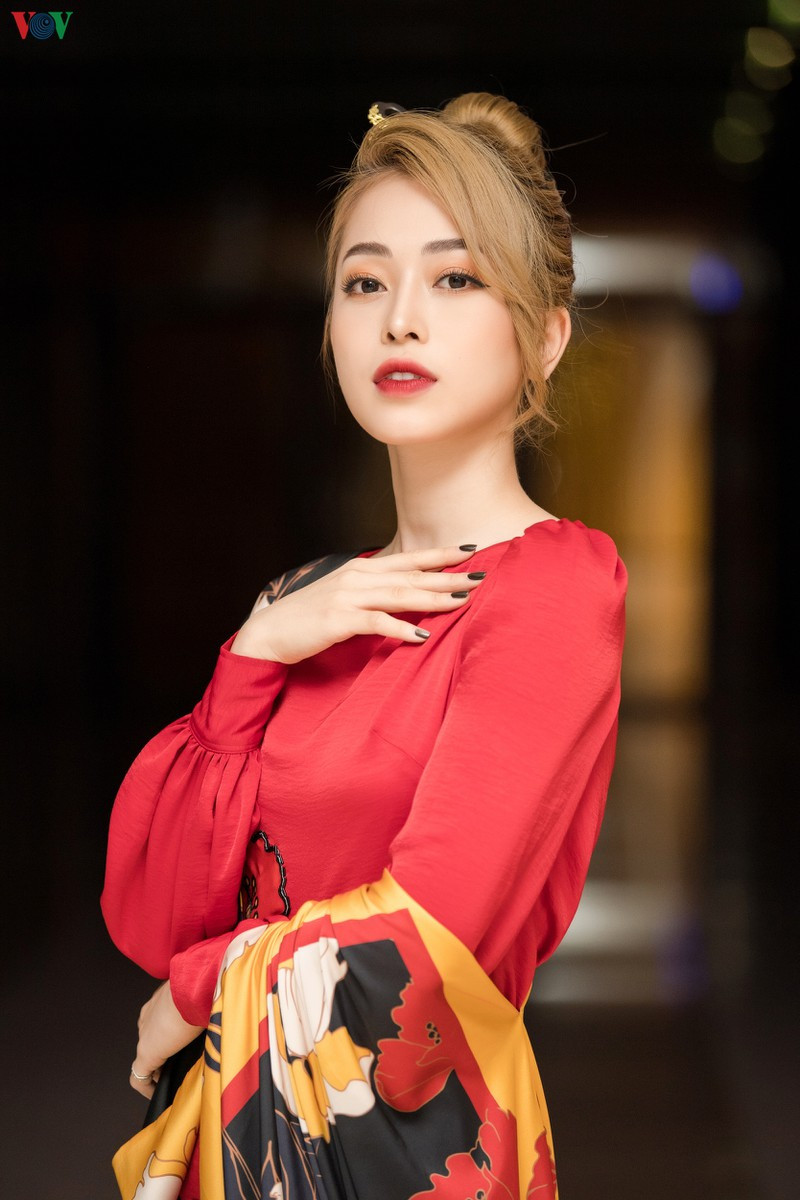 Đây cũng là bộ trang phục trong BST mới nhất của NTK Andrian Anh Tuấn.