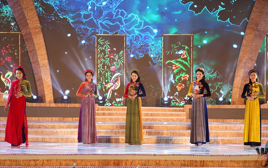 Phần thi áo dài của các thí sinh. Ảnh: H.Thơ.