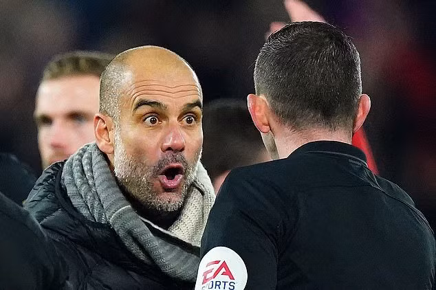 HLV Pep Guardiola rất nhiều lần có ý kiến với trọng tài ở trận đấu này. Ảnh: Eurosport