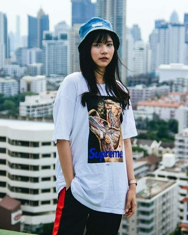 Cô không hợp với các trang phục cầu kỳ, sporty như thế này