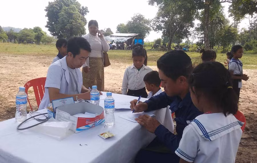 Các y-bác sĩ khám bệnh cho ngươi dân. Ảnh: Anh Huy